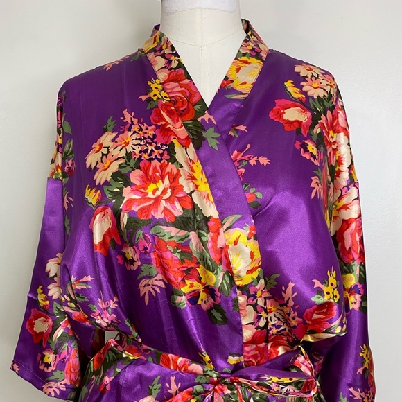 SHINY SATIN POLYESTER Robe in Purple with Vibrant Flowers 🌺🌸 💐 - Picture 4 of 11